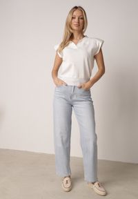 Born2be - Biała Wiskozowa Bluzka Sweterkowa z Usztywnionymi Ramionami i Kołnierzykiem Katano. Okazja: na co dzień. Kolor: biały. Materiał: wiskoza. Wzór: aplikacja. Styl: casual, elegancki, klasyczny #3