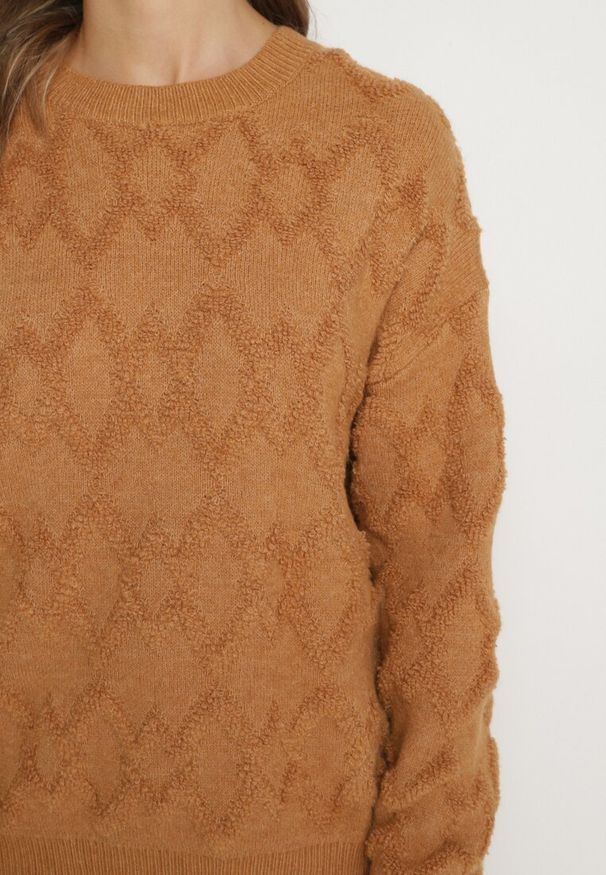 Born2be - Brązowy Sweter o Luźnym Kroju i Wzorzystym Splocie ze Ściągaczami Elondrae. Okazja: na co dzień. Kolor: brązowy. Materiał: jeans, bawełna. Długość rękawa: długi rękaw. Długość: długie. Wzór: ze splotem. Styl: elegancki, casual