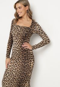 Born2be - Brązowa Dopasowana Sukienka w Panterkę Maxi z Długim Rękawem Esmeria. Typ kołnierza: dekolt kwadratowy. Kolor: brązowy. Długość rękawa: długi rękaw. Wzór: motyw zwierzęcy. Długość: maxi #3