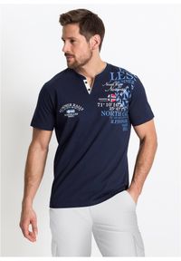 bonprix - Koszulka z czystej bawełny organicznej z dekoltem henley i krótkim rękawem. Typ kołnierza: typu henley. Kolor: niebieski. Materiał: bawełna. Długość rękawa: krótki rękaw. Długość: krótkie. Wzór: nadruk, aplikacja #1