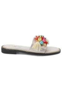 Złote Klapki S.Barski Modne Buty Na Lato. Nosek buta: otwarty. Kolor: złoty. Materiał: skóra ekologiczna. Wzór: kolorowy, aplikacja. Sezon: lato. Styl: elegancki, sportowy