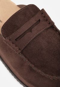 Born2be - Brązowe Klapki w Stylu Muli na Korkowej Podeszwie z Przeszyciami Sophereia. Okazja: na co dzień. Kolor: brązowy. Materiał: len. Wzór: aplikacja. Styl: klasyczny, casual #3