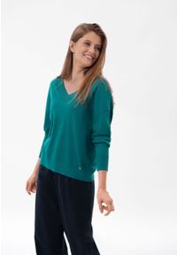 Volcano - Luźny sweter z dekoltem w serek S-JOY. Okazja: na co dzień. Typ kołnierza: dekolt w serek. Kolor: turkusowy. Materiał: prążkowany, dzianina, jeans. Długość: krótkie. Wzór: gładki. Styl: casual, elegancki #1