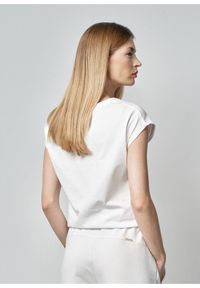 Ochnik - T-shirt damski kremowy z kwiatowym printem. Kolor: biały. Materiał: bawełna. Długość: krótkie. Wzór: nadruk, kwiaty