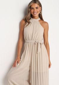 Born2be - Beżowy Taliowany Kombinezon z Dekoltem Typu Halter z Gumką w Pasie i Materiałowym Paskiem Xolefia. Okazja: na co dzień, na imprezę. Kolor: beżowy. Materiał: materiał. Styl: casual, elegancki #6