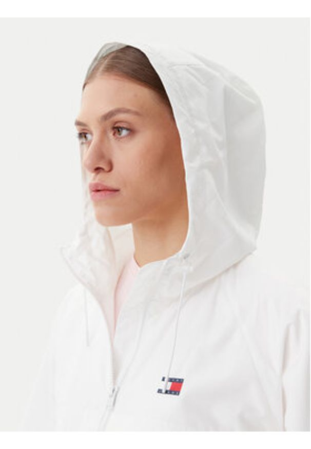 Tommy Jeans Wiatrówka Essential DW0DW20672 Biały Relaxed Fit. Kolor: biały. Materiał: syntetyk