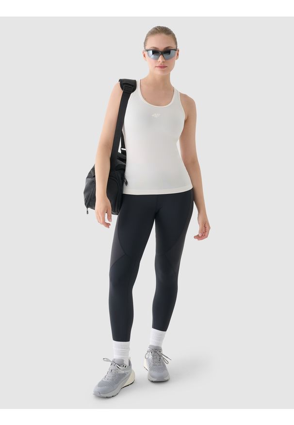 4f - 4F Top slim treningowy damski - beżowy XS. Kolor: beżowy. Materiał: włókno, elastan, dzianina, materiał, poliester. Długość rękawa: na ramiączkach. Wzór: gładki, jednolity, ze splotem. Sport: fitness