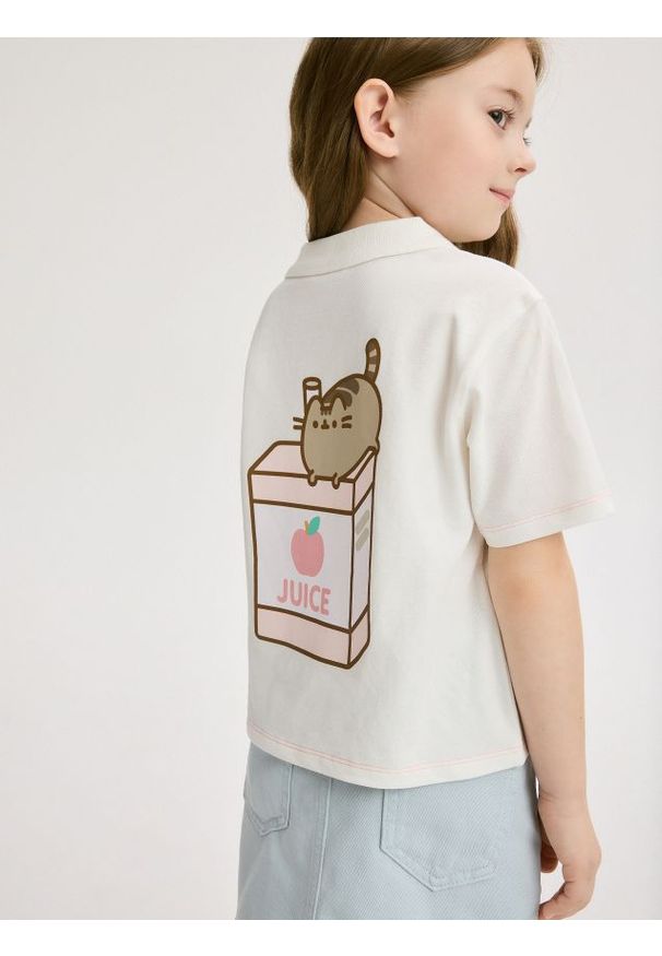 Reserved - T-shirt polo Pusheen - złamana biel. Typ kołnierza: polo. Materiał: bawełna, dzianina