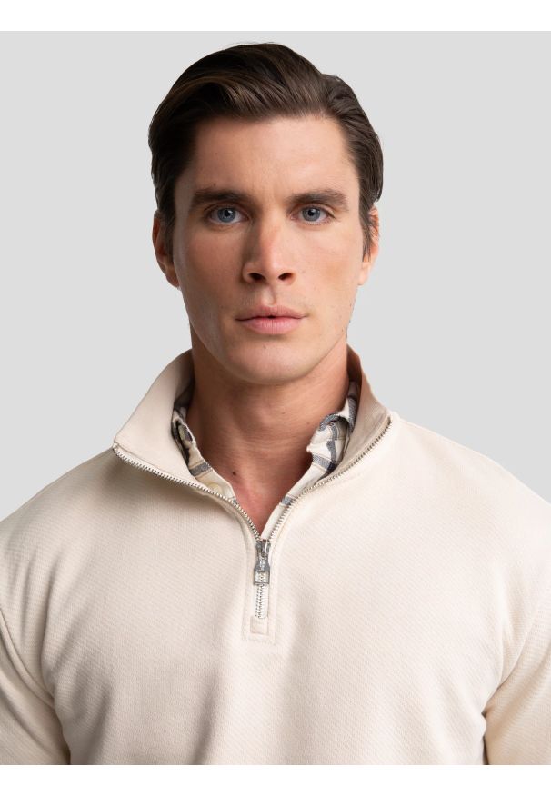 Big-Star - Bluza męska ze stójką kremowa Salih 103. Okazja: na co dzień. Typ kołnierza: kołnierzyk stójkowy. Kolor: biały. Materiał: wiskoza, dzianina, skóra, bawełna. Wzór: aplikacja. Styl: elegancki, casual, wizytowy