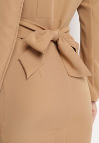 Born2be - Brązowa Kopertowa Sukienka z Paskiem Usztywnionymi Ramionami i Rozcięciem z Tyłu Werige. Okazja: na co dzień. Typ kołnierza: dekolt w kształcie V. Kolor: brązowy. Materiał: skóra. Typ sukienki: kopertowe. Styl: casual #7