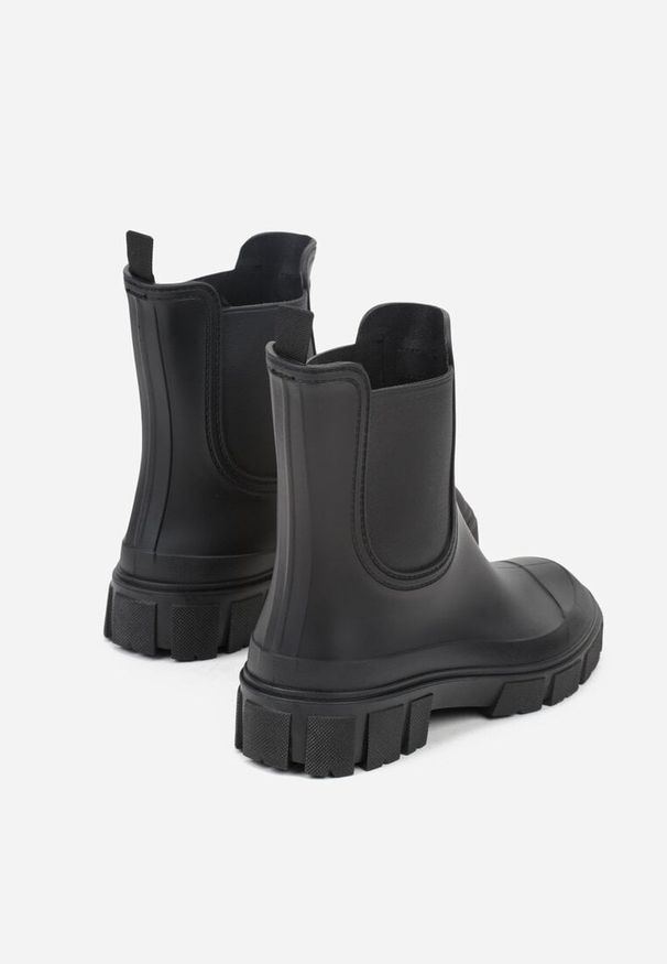 Born2be - Czarne Kalosze z Elastycznymi Wstawkami w Cholewce i Aplikacją z Napisem Deliavia. Okazja: na co dzień. Kolor: czarny. Materiał: jeans. Szerokość cholewki: normalna. Wzór: aplikacja, napisy. Styl: casual, klasyczny