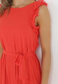 Born2be - Czerwona Plisowana Sukienka Maxi z Falbankami Avalie. Typ kołnierza: kołnierz z falbankami. Kolor: czerwony. Materiał: materiał. Wzór: aplikacja. Długość: maxi #2