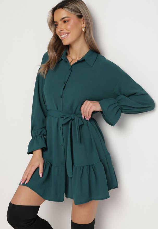 Born2be - Ciemnozielona Koszulowa Sukienka z Wiązanym Paskiem Stevania. Kolor: zielony. Materiał: materiał. Typ sukienki: koszulowe. Długość: mini