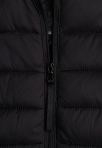 Renee - Czarna Przejściowa Kamizelka z Pikowaniem i Kapturem Neatwenna. Okazja: na co dzień. Typ kołnierza: kaptur. Kolor: czarny. Materiał: jeans. Styl: casual, elegancki, sportowy #4