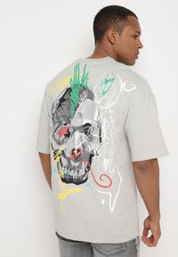 Born2be - Szara Koszulka z Krótkim Rękawem T-Shirt z Nadrukiem z Przodu i na Plecach Franestia. Okazja: na co dzień. Kolor: szary. Materiał: jeans. Długość rękawa: krótki rękaw. Długość: krótkie. Wzór: nadruk. Styl: casual, elegancki #4