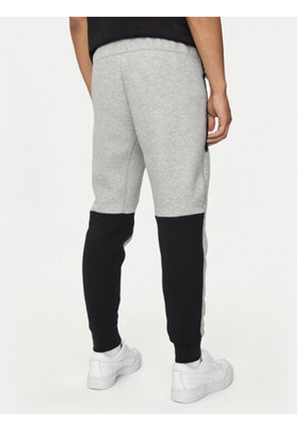Nike Spodnie dresowe FB8002 Szary Slim Fit. Kolor: szary. Materiał: bawełna, syntetyk