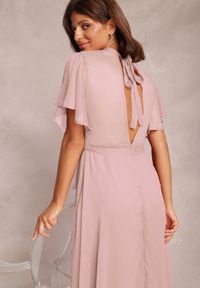 Renee - Różowa Sukienka Syrissis. Typ kołnierza: kokarda. Kolor: różowy. Materiał: materiał, tkanina. Wzór: aplikacja. Styl: elegancki, wizytowy. Długość: midi #3
