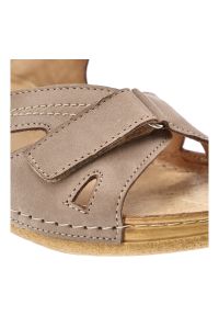 Beżowe Sandały Armodo Wygodne Obuwie Damskie Zapinane Na Rzep. Okazja: na co dzień. Zapięcie: rzepy. Kolor: beżowy. Materiał: skóra. Styl: klasyczny, casual, elegancki #5