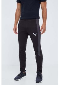 Puma spodnie treningowe Evostripe kolor czarny z nadrukiem. Kolor: czarny. Materiał: skóra, materiał. Wzór: nadruk #1