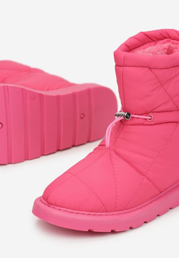 Born2be - Fuksjowe Śniegowce Pikowane ze Ściągaczem Parthonice. Okazja: na co dzień. Nosek buta: okrągły. Kolor: różowy. Materiał: jeans, dzianina, puch, materiał, futro. Sezon: zima, jesień. Obcas: na obcasie. Styl: klasyczny, elegancki, casual. Wysokość obcasa: niski