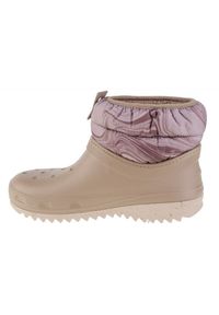 Buty Crocs Classic Neo Puff Shorty Boot W 207311-195 brązowe. Wysokość cholewki: przed kolano. Kolor: brązowy. Materiał: syntetyk, guma. Szerokość cholewki: normalna