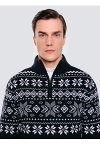 Big-Star - Sweter męski ze skandynawskim wzorem granatowy Kevino 403. Okazja: na co dzień. Typ kołnierza: kołnierzyk stójkowy. Kolor: niebieski. Materiał: dzianina, jeans. Długość: krótkie. Wzór: ze splotem. Styl: klasyczny, casual, elegancki #6