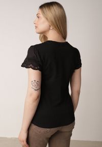 Born2be - Czarny Bawełniany T-shirt z Koronkowymi Rękawami Carilynore. Okazja: na co dzień. Kolor: czarny. Materiał: bawełna, koronka. Wzór: gładki. Sezon: lato. Styl: casual, klasyczny #4