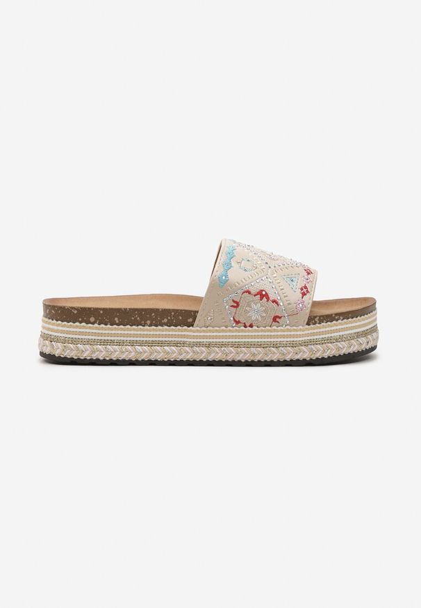 Renee - Beżowe Klapki Boho na Niskiej Platformie Ozdobione Plecionką i Cyrkoniami Giratsa. Kolor: beżowy. Materiał: jeans. Wzór: aplikacja. Sezon: lato. Obcas: na platformie. Styl: boho
