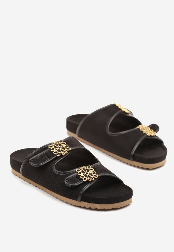 Born2be - Czarne Klapki Vices z Metaliczną Ozdobą i Dwoma Paskami Maithiana. Okazja: na co dzień. Kolor: czarny. Wzór: aplikacja. Sezon: lato. Styl: casual, klasyczny