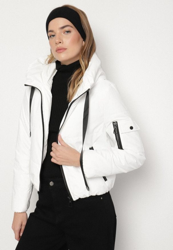 Born2be - Biała Pikowana Kurtka z Kapturem o Klasycznym Kroju Tulasia. Okazja: na co dzień. Typ kołnierza: kaptur. Kolor: biały. Materiał: jeans. Styl: klasyczny