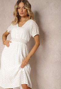 Renee - Biała Sukienka z Bawełny o Haftowanym Wykończeniu z Gumkami w Talii Hattilla. Okazja: na imprezę, na spacer. Kolor: biały. Materiał: bawełna. Długość rękawa: krótki rękaw. Wzór: haft. Styl: elegancki