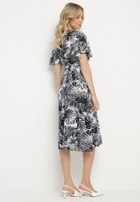 Born2be - Czarna Kopertowa Sukienka z Bawełną o Rozkloszowanym Kroju z Paskiem Aulinea. Okazja: na spacer, na co dzień. Typ kołnierza: dekolt w kształcie V, dekolt kopertowy. Kolor: czarny. Materiał: bawełna. Typ sukienki: kopertowe. Styl: elegancki, casual #2