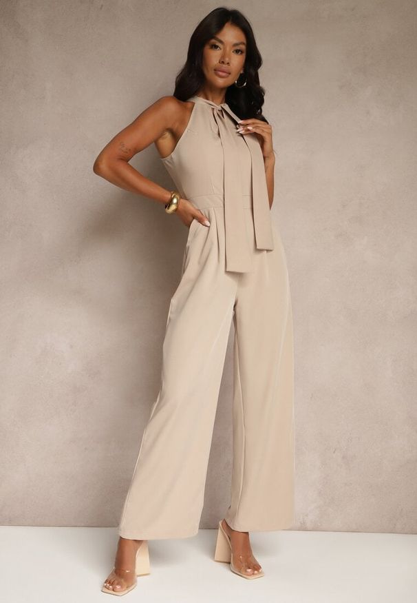 Renee - Beżowy Kombinezon Wide Leg z Ozdobnym Wiązaniem przy Szyi Silelia. Okazja: na co dzień. Kolor: beżowy. Długość rękawa: bez rękawów. Styl: klasyczny, elegancki, casual