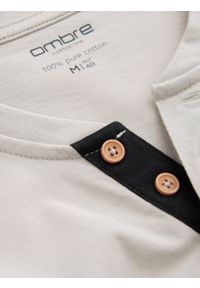 Ombre Clothing - Męski longsleeve z guzikami przy dekolcie - jasnobeżowy V6 - Rozmiar: S. Okazja: na co dzień. Kolor: beżowy. Materiał: bawełna, jersey, dzianina. Długość rękawa: długi rękaw. Wzór: aplikacja. Styl: klasyczny, casual #6