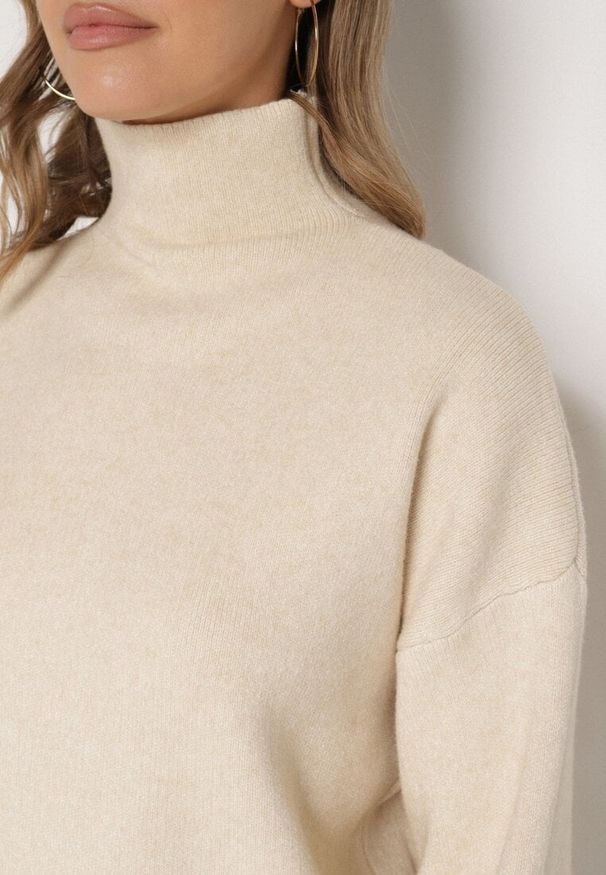 Born2be - Jasnobeżowy Golf z Bufiastymi Rękawami Wedelia. Okazja: na co dzień. Typ kołnierza: golf. Kolor: beżowy. Materiał: jeans. Styl: casual, klasyczny, elegancki