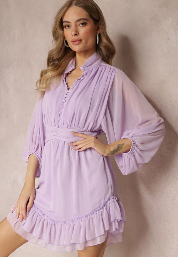 Renee - Fioletowa Sukienka Mini z Ozdobnymi Guzikami i Rękawem 3/4 Parissa. Okazja: na co dzień. Kolor: fioletowy. Materiał: materiał. Styl: casual. Długość: mini