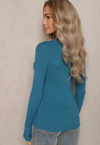 Renee - Niebieski Prążkowany Sweter z Bawełną i Guzikami Mirisia. Okazja: na co dzień, do pracy, na spotkanie biznesowe. Typ kołnierza: dekolt w kształcie V. Kolor: niebieski. Materiał: prążkowany, bawełna. Styl: biznesowy, casual, elegancki #4