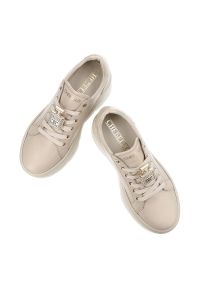 CheBello - Beżowe Sneakersy Chebello Eleganckie Obuwie Damskie Z Broszką. Kolor: beżowy. Materiał: skóra. Wzór: aplikacja. Obcas: na platformie #3
