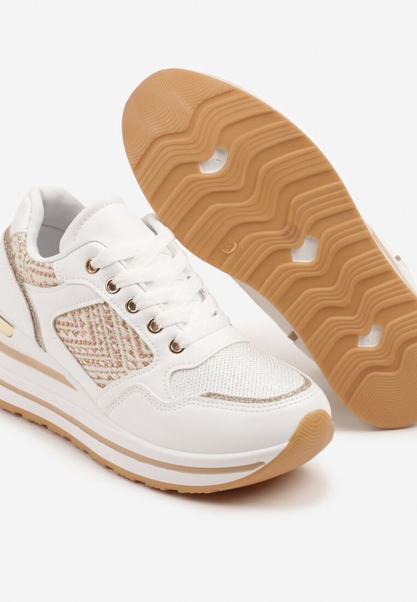 Born2be - Białe Sneakersy na Koturnie Ozdobione Brokatem Tilliante. Okazja: na co dzień. Kolor: biały. Materiał: jeans. Wzór: aplikacja. Obcas: na koturnie