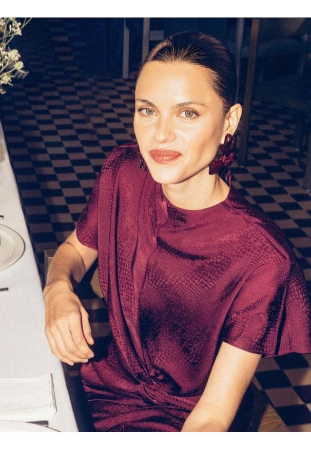 Reserved - Sukienka w zwierzęcy wzór - bordowy. Kolor: czerwony. Materiał: tkanina. Wzór: motyw zwierzęcy. Typ sukienki: proste