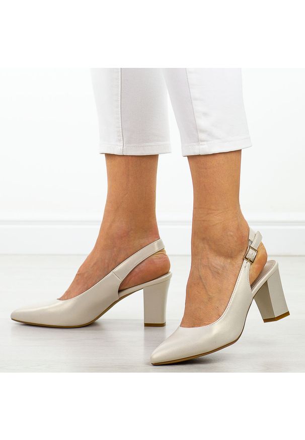 Perłowe czółenka damskie na słupku z odkrytą pietą Sergio Leone Sk162. Okazja: na co dzień. Kolor: beżowy. Materiał: skóra. Szerokość cholewki: normalna. Sezon: wiosna, lato. Obcas: na słupku. Styl: elegancki, casual, wizytowy