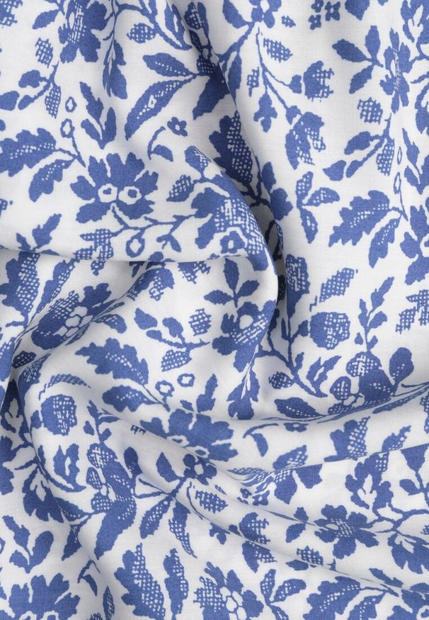 Renee - Niebiesko-Biała Sukienka Bawełniana na Grubych Ramiączkach z Gumką w Pasie Zapinana na Guziki Tessri. Okazja: na co dzień, na randkę. Kolor: niebieski. Materiał: bawełna. Długość rękawa: na ramiączkach. Wzór: kwiaty. Sezon: lato. Typ sukienki: proste. Styl: wakacyjny, casual, elegancki