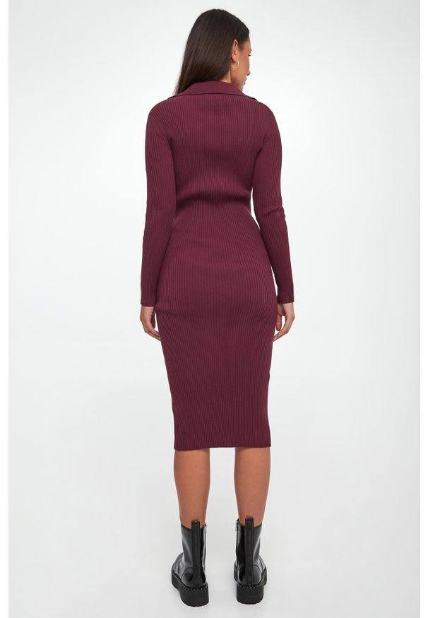 Sukienka prążkowana midi DKNY. Materiał: prążkowany. Długość: midi