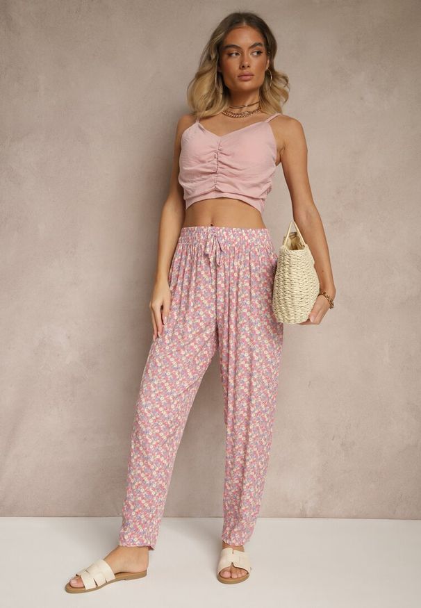 Renee - Różowe Spodnie z Wiskozy High Waist w Kwiatowy Wzór Liosena. Okazja: na co dzień. Stan: podwyższony. Kolor: różowy. Materiał: wiskoza. Wzór: kwiaty. Styl: casual