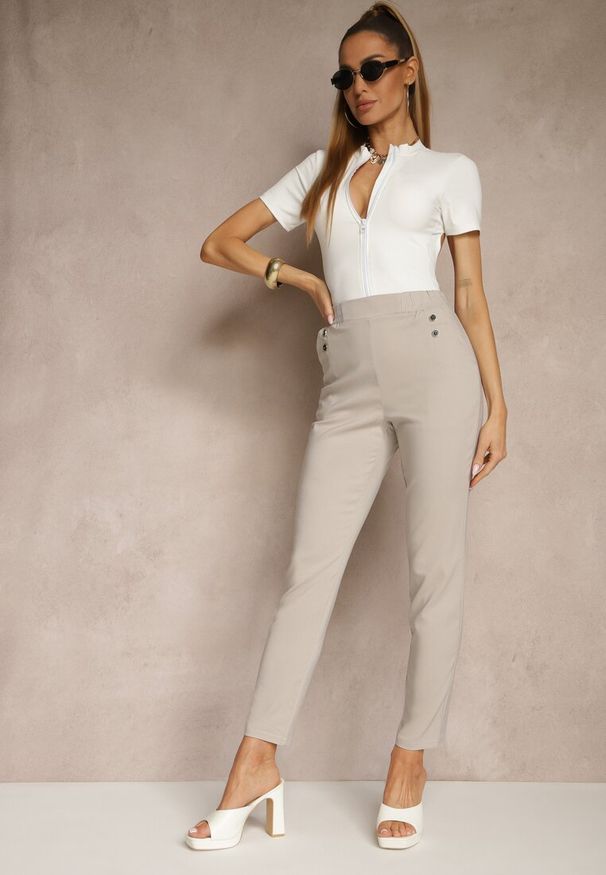 Renee - Beżowe Spodnie z Wiskozą High Waist z Ozdobnymi Guzikami Redillia. Okazja: na co dzień, na spotkanie biznesowe. Stan: podwyższony. Kolor: beżowy. Materiał: wiskoza. Styl: biznesowy, klasyczny, elegancki, casual