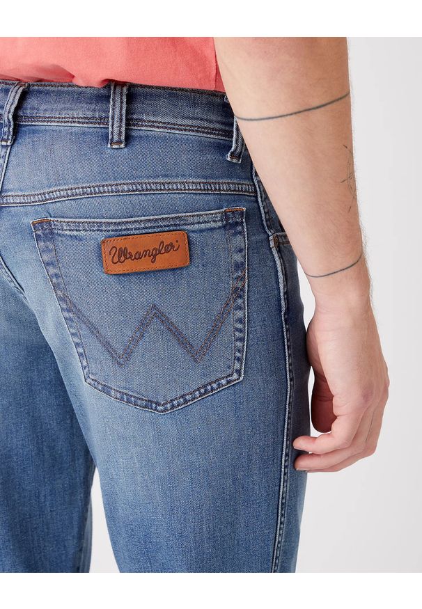 Wrangler - WRANGLER TEXAS MĘSKIE SPODNIE JEANSOWE DUSKY CLOUD W121YJ38R 112145780