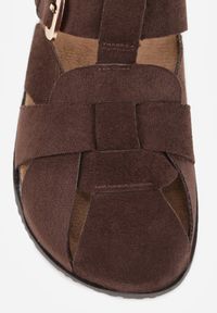 Born2be - Brązowe Klapki Mule z Ozdobnymi Wycięciami i Regulowanym Paskiem z Klamerką Aene. Okazja: na co dzień. Kolor: brązowy. Materiał: jeans, len, zamsz. Wzór: haft. Sezon: lato. Styl: boho, wakacyjny, casual #9