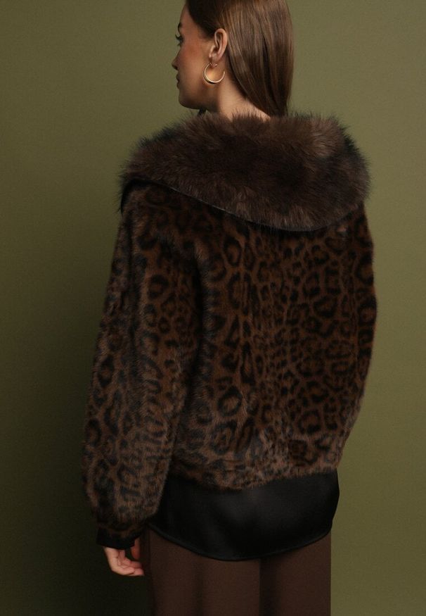 Born2be - Brązowa Panterkowa Kurtka Futerko o Krótkim Kroju z Ozdobnymi Zapięciami Otiluna. Okazja: na co dzień. Kolor: brązowy. Materiał: futro. Długość: krótkie. Wzór: motyw zwierzęcy. Styl: casual