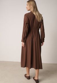 Born2be - Brązowa Wiskozowa Sukienka Koszulowa z Marszczeniem i Guzikiem w Talii Lennatha. Okazja: na co dzień. Kolor: brązowy. Materiał: wiskoza. Typ sukienki: koszulowe. Styl: casual, elegancki, klasyczny #2