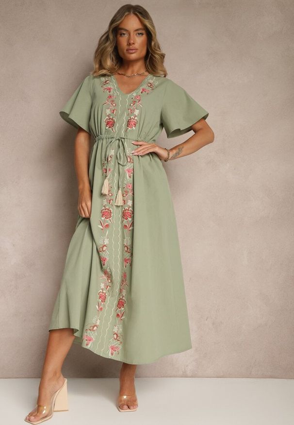 Renee - Zielona Rozkloszowana Sukienka z Bawełny w Stylu Boho z Ozdobnym Haftem Sersena. Okazja: na co dzień. Typ kołnierza: dekolt w kształcie V. Kolor: zielony. Materiał: bawełna. Długość rękawa: krótki rękaw. Wzór: haft. Styl: boho